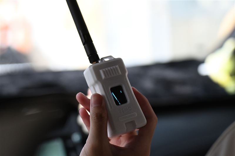 貢丸網團隊以手持 LoRa 通訊裝置進行實地測試,在手機斷訊情境下仍可傳遞災情訊息。(圖/台南市政府提供)