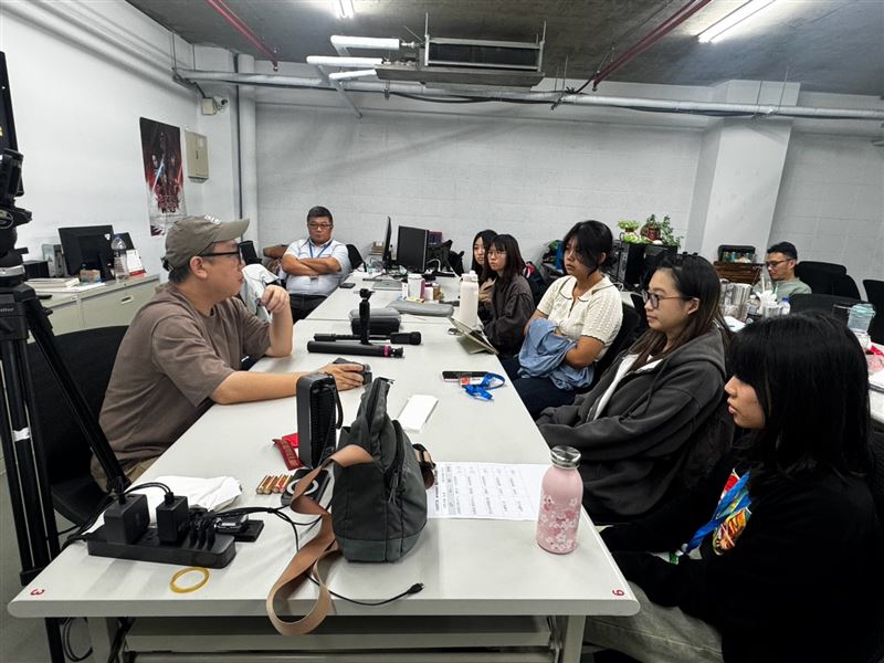 三立新聞部攝影中心主任李東益(左2)與新聞部攝影組組長孟國華(左1)帶領AI Assistant培訓生進行攝影教學