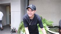 摯友「長相激似王凱」王媽眼熟抱著痛哭！