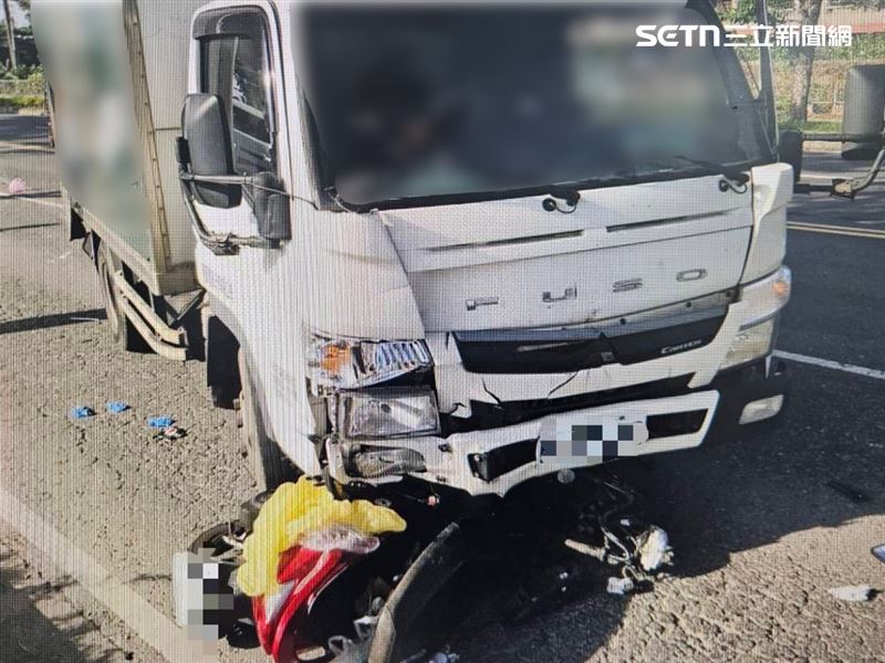 徐姓男子遭到單親爸超速撞上,整輛機車卡車底,送醫後宣告不治。(圖/翻攝畫面)