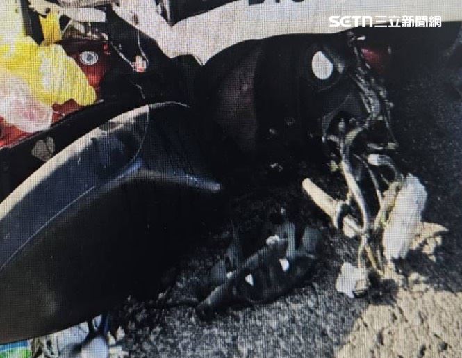 徐姓男子騎乘的機車幾乎全被撞毀,人則全身多處挫傷併骨折、雙肋骨折併氣血胸,傷重不治。(圖/翻攝畫面)