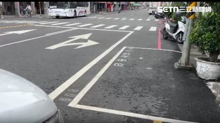 停車格內卡電線桿 駕駛抱怨:停不進去