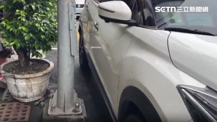 停車格內有電線桿,駕駛停車凸出去,怕被檢舉或開罰