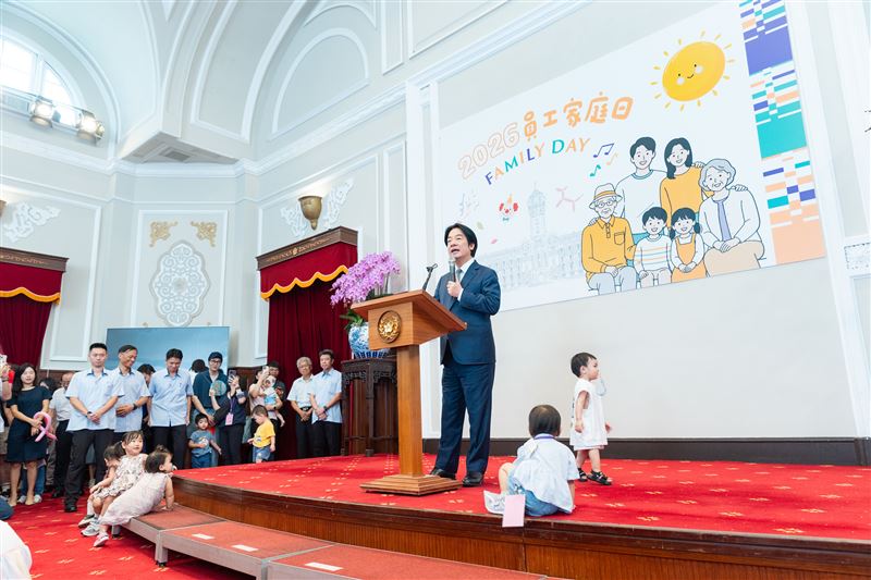 賴清德致詞時,小朋友頻頻跑到台上,可愛模樣萌翻現場眾人(圖/總統府提供)