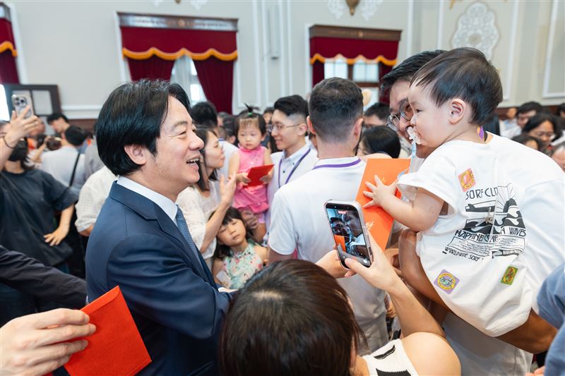 總統賴清德主持「115年總統府暨國家安全會議員工家庭日」,與府內員工及眷屬親切互動(圖/總統府提供)