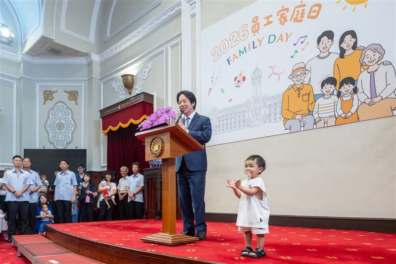 賴清德打趣小朋友:「我卸任後再交棒給你。」現場笑聲與掌聲不斷(圖/總統府提供)