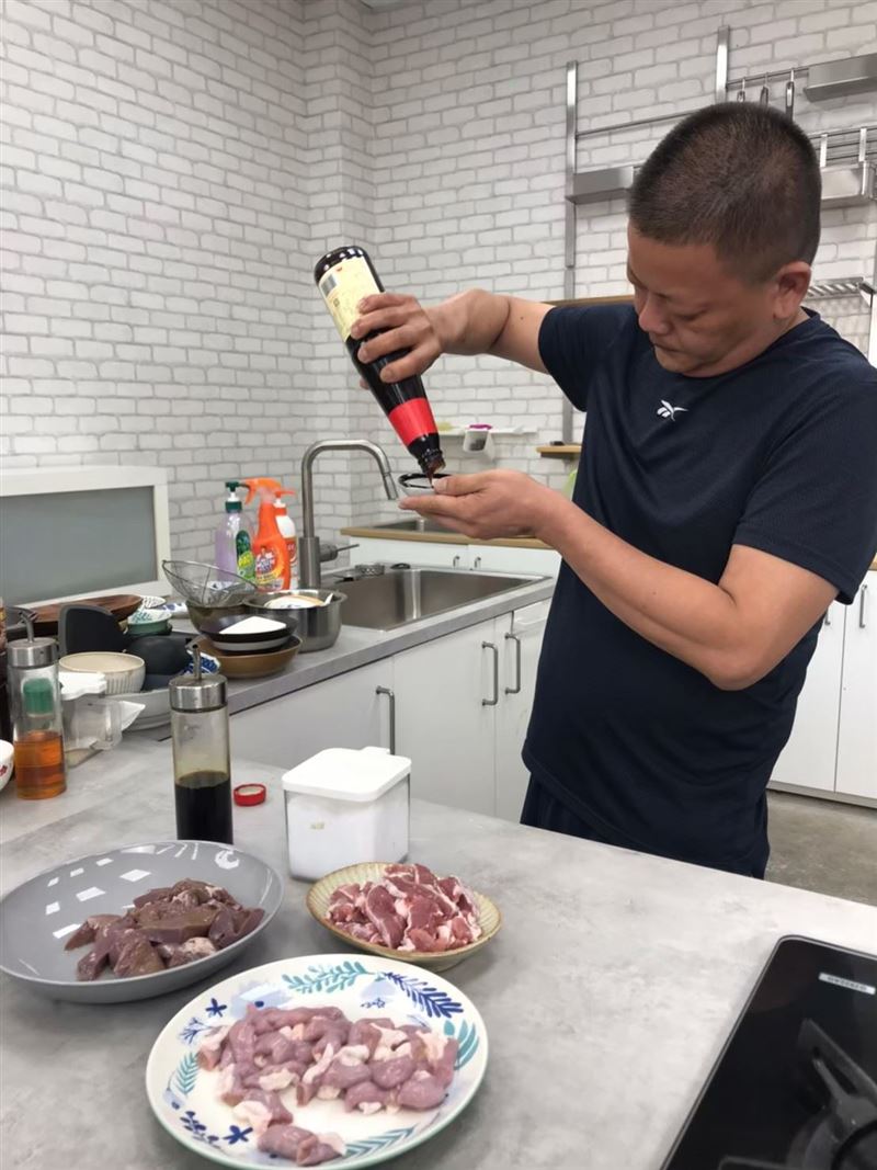 料理網紅「肥大叔」離世，不少網友感嘆會做菜都是看他影片學會的。（圖／翻攝自臉書）