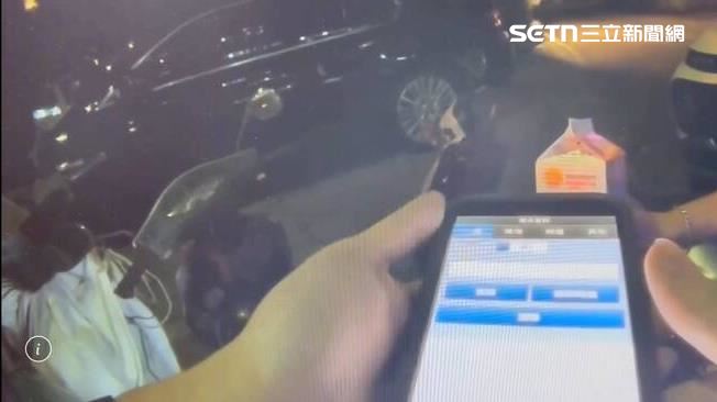 北市陳男騎電輔車咬鋁箔包遭警刁難盤查。(圖/翻攝畫面)