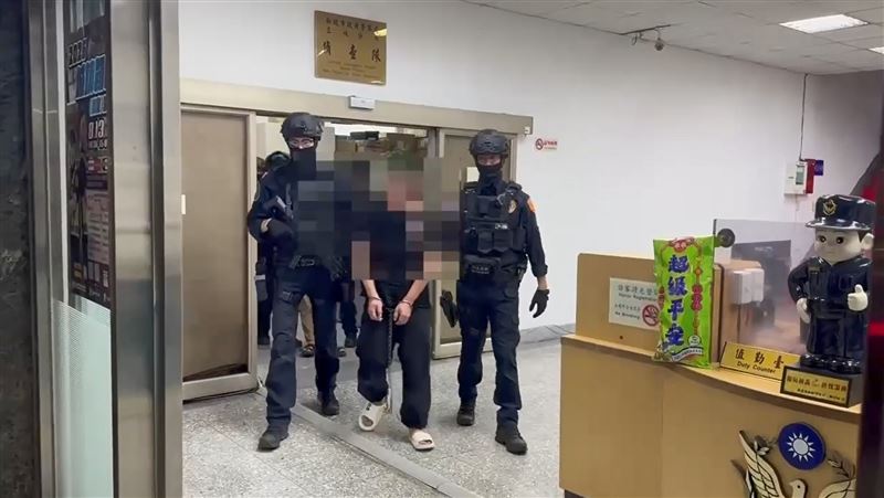 霹靂小組攻堅將郭男逮捕後押解回警局。(圖/翻攝畫面)