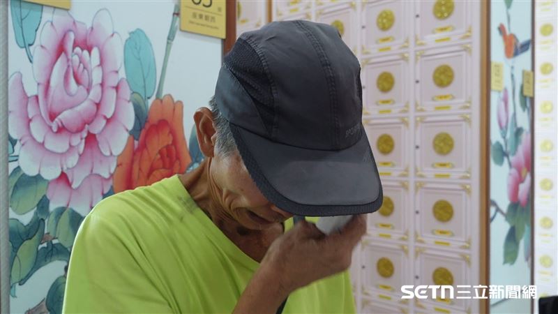 望著亡妻的塔位,施阿公細細分享著今天發生的一切,還不忘向天上的妻子報平安:「妳免煩惱,我和兒子都過得很好。」一句簡單的話,道盡他對妻子無盡的思念。(圖/記者張雅筑攝)