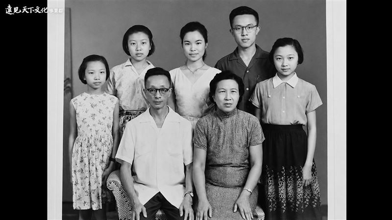 父提前退休送他赴美留學、母親變賣戒指助學英文!高希均90年人生傳奇落幕,證明這1件事「閱讀能自救」。圖為高希均與父母一家人。(圖/翻攝自《天下文化和遠見雜誌》YT)
