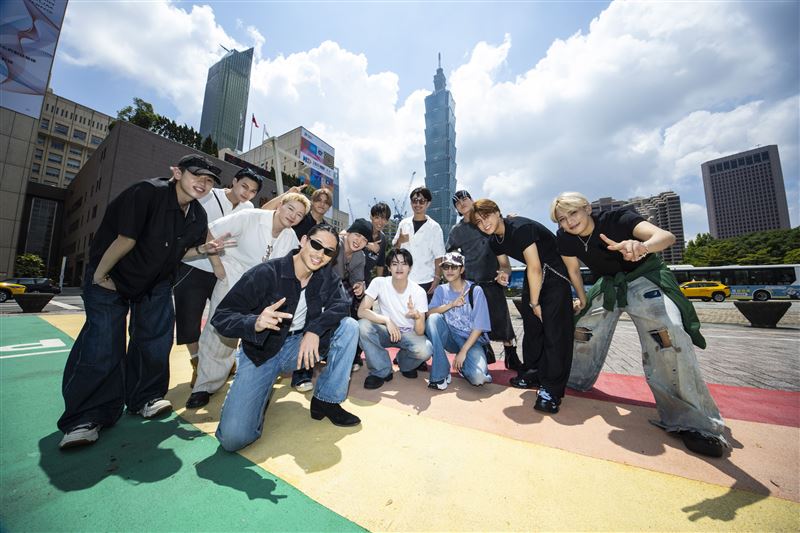 國民姐夫AKIRA將在父親節開唱,KOTA (左起)、 YUHI、 SHOW、EXILE AKIRA 、AOI、HINATA、P-CHO、TAKI、EXILE MAKIDAI、TAKUMI、NOSUKE、SHIGETORA、AERON。(圖/LDH愛夢悅提供)