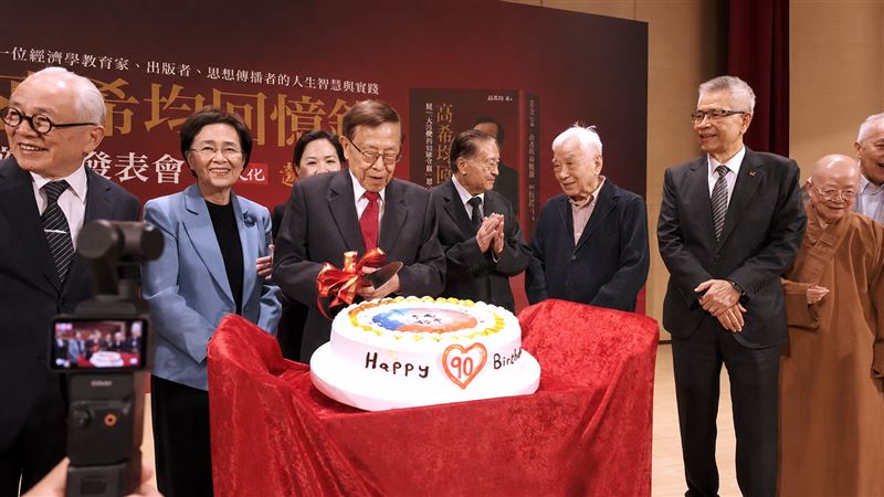 2026年,天下文化集團在《高希均回憶錄》新書發表會上為他慶祝90歲生日快樂。圖為高希均教授切蛋糕瞬間。(圖/翻攝自《天下文化和遠見雜誌》YT)