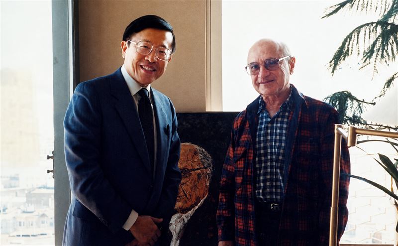 1986年秋季,遠見天‧下文化創辦人高希均教授前往舊金山傅利曼教授家中請益,合影於他家客廳。(圖/翻攝自天下文化官網)