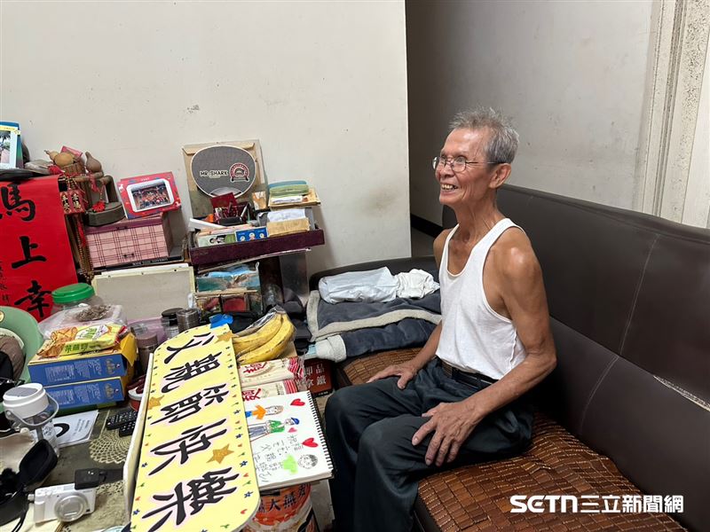 施阿公回憶,年輕時自己沒有存錢觀念,是妻子一肩扛起家庭、替他規劃生活與管理收入,才改變了他的人生。他感謝地說:「這間房子也是我老婆買的,沒有她,我不可能有這間房子。」(圖/記者張雅筑攝)