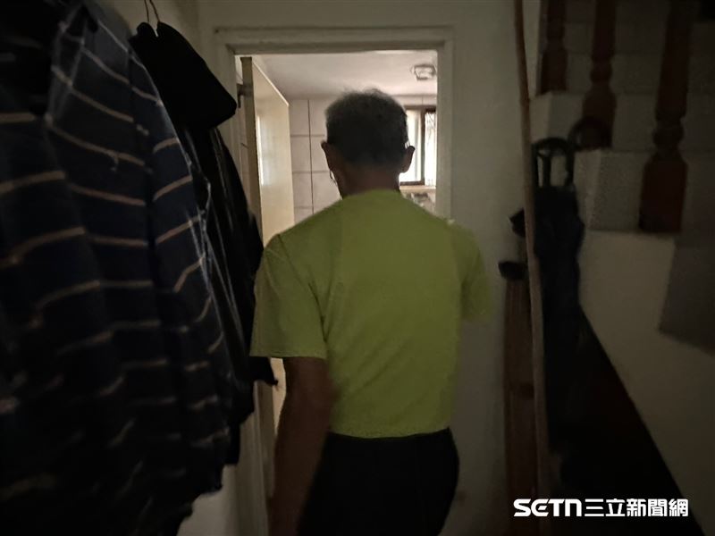 看到家裡難得擠滿這麼多人,施阿公感性地跟記者說,自己平時就是「我看電視、電視看我」,很少有這麼熱鬧的時候,讓他忍不住直呼:「這是我這世人最歡喜的一天!」(圖/記者張雅筑攝)