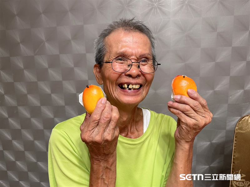 餐廳特製的芒果造型小餐包一端上桌,大家都驚呼「好可愛!」施阿公也在大家熱情邀請下,笑著拿起餐包貼在臉旁拍照,逗趣模樣讓現場笑聲不斷,也為這場父親節聚餐增添不少歡樂。(圖/記者張雅筑攝)