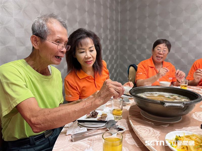 用餐過程中,坐在施阿公身旁的大雅志工站站長史丹妮,不時替他夾菜、盛湯,也細心留意哪些菜色他吃得動、哪些需要幫忙。她笑說,自己比較像施阿公一位沒有血緣關係的妹妹。(圖/記者張雅筑攝)