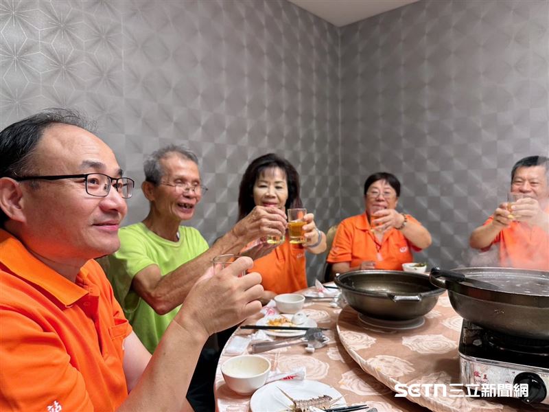 圍坐在同一張餐桌前,志工、社工陪著施阿公聊天、吃飯,共度人生第一個父親節。對平時家裡只有自己和電視作伴的他來說,這份熱鬧與陪伴,比任何禮物都來得珍貴。(圖/記者張雅筑攝)