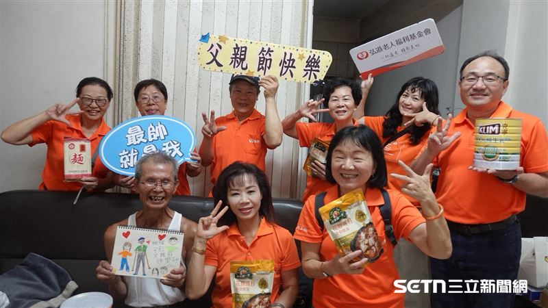 原本只是一場採訪,但基金會的社工與志工卻帶著滿滿的物資與關心,一同來到施阿公家探望,不僅陪伴聊天、了解近況,也為他悄悄籌劃人生第一個父親節驚喜。(圖左到右)沈彩霞、林綉貞,楊福東、林芳芬、社工謝孟芳、巫緣勝,坐在阿公旁邊的則是大雅志工站站長史丹妮與志工林芳芬。(圖/受訪者授權提供)