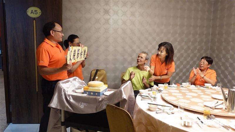 看到志工們推著蛋糕、拿著寫有「父親節快樂」的祝福手板緩緩走來,本來還沉浸在午餐歡樂氣氛中的施阿公先是愣了一下,隨即露出靦腆的笑容,眼眶也漸漸泛紅。因為這是他73年來,第一次有人替他慶祝父親節。(圖/記者張雅筑攝)