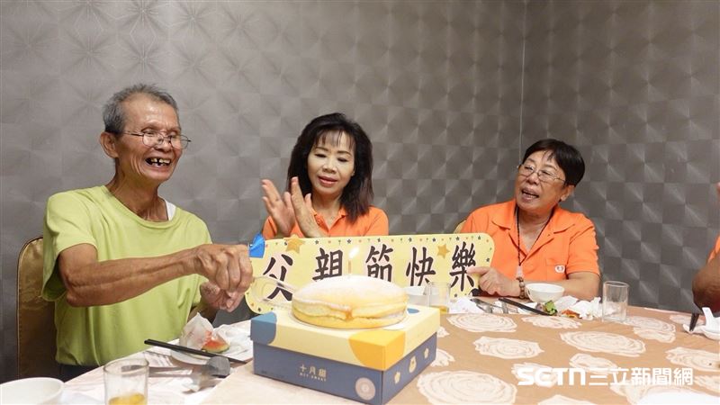 (圖左一)現年73歲的施阿公,這輩子從未有人替他慶祝過父親節,但在昨天(8/6)弘道老人福利基金會志工們、社工與專員悄悄準備蛋糕、卡片與祝福,陪他度過人生第一個父親節。施阿公感動地說:「這是我這世人最歡喜的一天!」(圖/記者張雅筑攝)