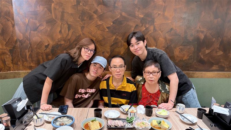 展榮展瑞帶爸媽跟二姐一起去鵝子餐廳吃父親節大餐,照片左至右為二姊、展榮、爸爸、展瑞跟媽媽。(圖/星展娛樂提供)