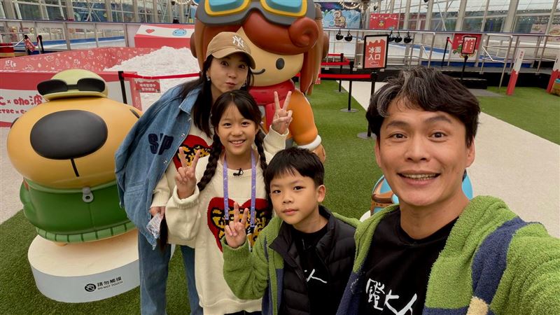 六月與女兒Shinny、黃鐙輝與兒子阿寶合照。(圖/台視提供)