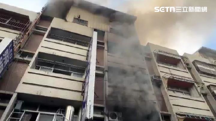 水電行惡火一家驚逃 疑「充電」釀災