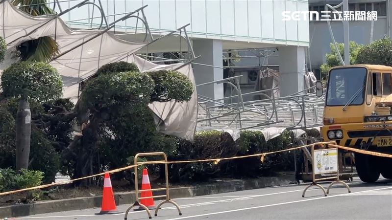 電子大廠外牆聳立的大面積鷹架突然整面剝離崩塌、重砸地面和多輛車。(圖/記者黃啟超攝影)