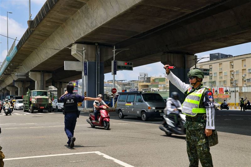 第四作戰區「戰時聯合運輸交通運行管制」實兵演練，軍民協力驗證戰時軍需物資運補能量。（圖／軍聞社提供）