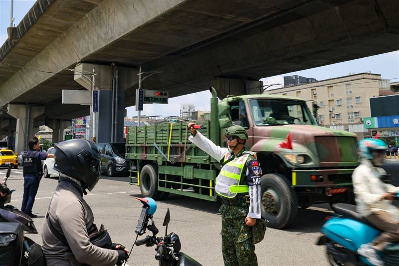 第四作戰區「戰時聯合運輸交通運行管制」實兵演練，軍民協力驗證戰時軍需物資運補能量。（圖／軍聞社提供）