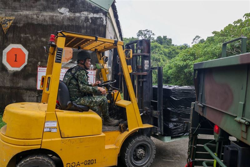 第四作戰區後勤部隊運用叉動車迅速完成軍需物資整備作業。（圖／軍聞社提供）