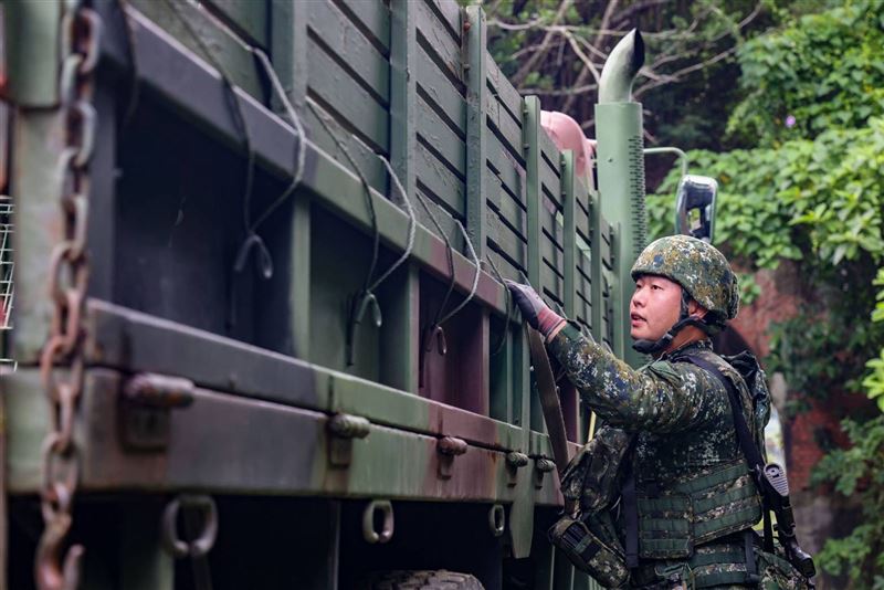 官兵實施機動運補作業車輛檢整。（圖／軍聞社提供）
