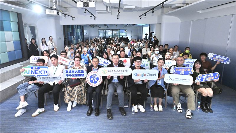 中企署攜手Google於高雄亞灣新創園舉辦「AI NEXT:新創企業創新應用論壇」,吸引182位企業代表參與,透過趨勢分享與工具體驗,協助新創及中小企業掌握AI應用商機。(圖/中華民國全國中小企業總會提供)
