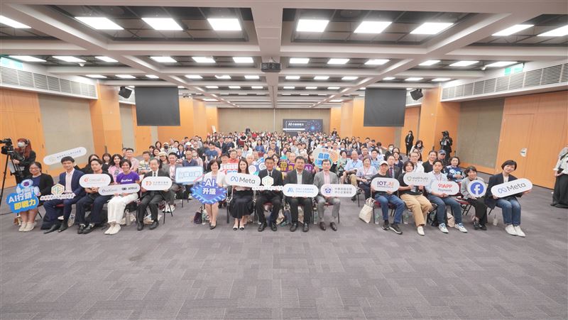 中企署攜手Meta於臺北舉辦「AI行銷即戰力:中小企業成長實戰論壇」,吸引約300位企業代表參與,共同掌握AI行銷應用趨勢。(圖/中華民國全國中小企業總會提供)