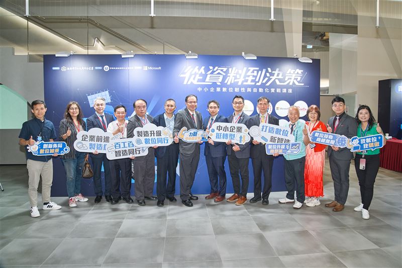 中企署攜手台灣微軟於臺中辦理「從資料到決策:中小企業數位韌性與自動化實戰講座」,串聯產業專家與企業代表,分享AI智慧製造應用經驗。(圖/中華民國全國中小企業總會提供)