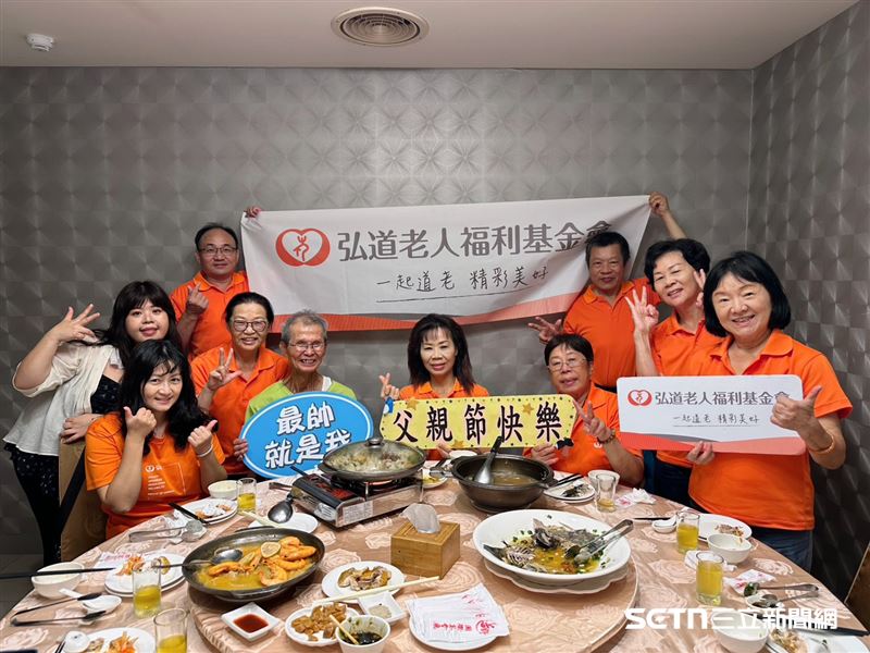最令人動容與敬佩的是,陪伴施阿公過人生第一個父親節的,除了弘道老人福利基金會社工與專員外,還有7位平均年齡66歲的志工。其中兩位阿嬤更與施阿公同樣73歲,他們沒有因年紀停下腳步,反而把自己的時間與關懷,分享給更多需要陪伴的長輩。(圖/記者張雅筑攝)