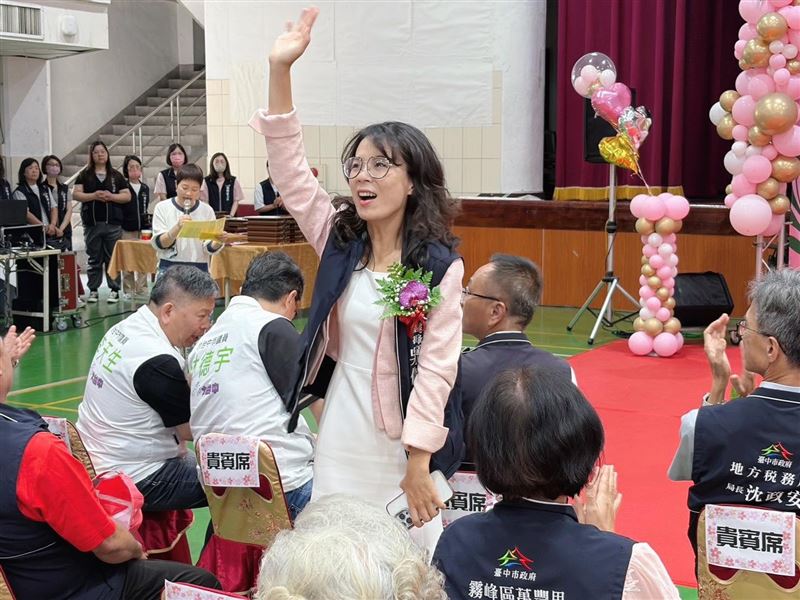 里長吳儒親拜票時遭男子潑灑穢物。(圖/翻攝自臉書)