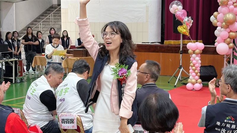 台中女里長掃街拜票遭潑糞⋯全身沾滿穢物