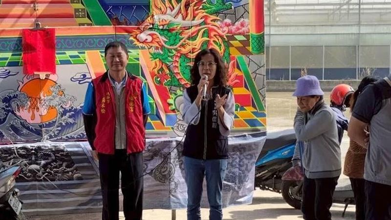 男子酒後情緒失控朝吳儒親(中)潑灑發洩。(圖/翻攝自臉書)
