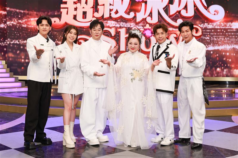 主持群郭忠祐、蔡家蓁、陽帆、白冰冰、台一線東諺、台一線阿玟大合照。(圖/民視提供)
