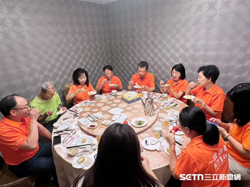 對施阿公來說,這頓飯最珍貴的,不是滿桌佳餚,而是滿滿的陪伴與牽掛。因為有人記得他、陪著他,也讓他度過了人生第一個父親節。(圖/記者張雅筑攝)