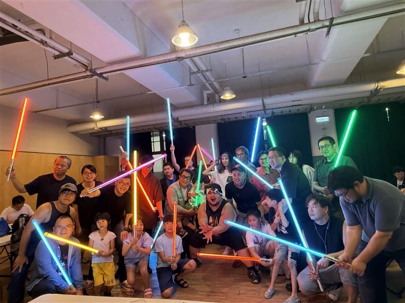 由光劍鑄造師馬可多親自帶領的光劍製作教學吸引大小朋友熱情參與。(圖/臺北市政府提供)