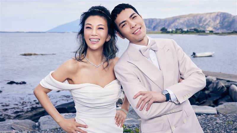 蕭敬騰和老婆Summer在海邊拍婚紗照。(圖/喜鵲娛樂提供)