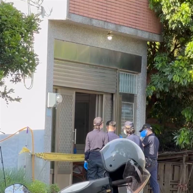 死者遭丈夫持拐杖重擊倒臥在屋內。(圖/記者石明啟攝影)