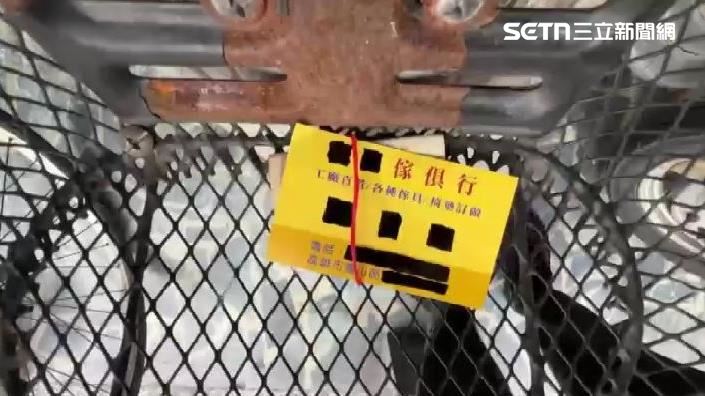 家具行名片夾5百放機車 老闆:不是我放的