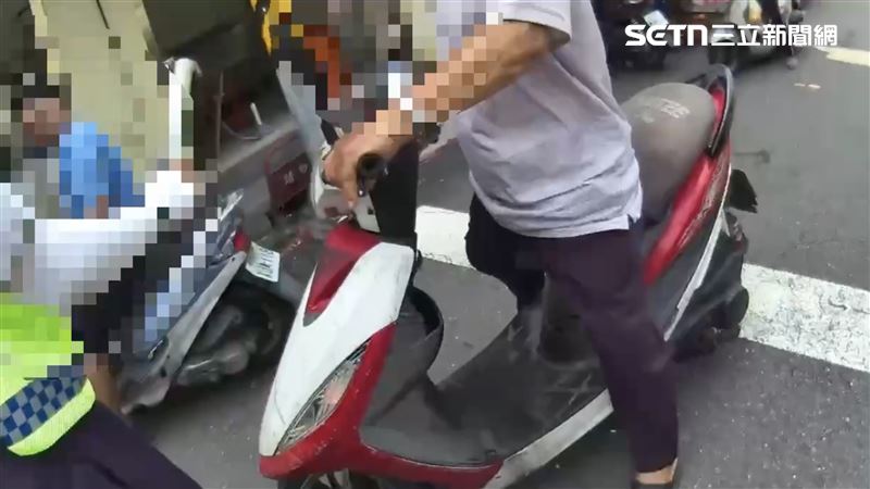 老翁情緒越疊越高，右手不斷催動油門，作勢硬闖人牆。（圖／翻攝畫面）