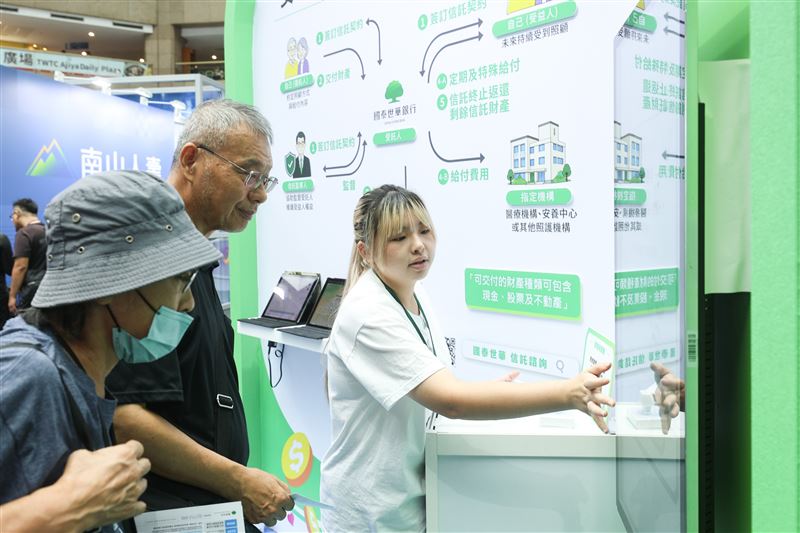 國泰金控旗下五大子公司齊聚高齡健康展，主打健康管理、安養信託與雙核心資產配置，全面搶攻超高齡社會一站式樂齡商機。（圖／國泰金控提供）