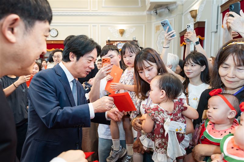 總統賴清德主持「115年總統府暨國家安全會議員工家庭日」,與府內員工及眷屬親切互動(圖/總統府提供)